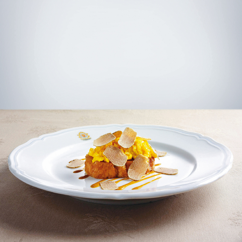 炒有機雞蛋多士伴北海道帶子配白松露 脆多士上面是滑嘟嘟的炒蛋、鮮甜帶子及新鮮白松露，柔和的組合不會搶去白松露的氣味。