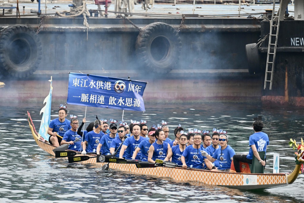 水務署隊伍以東江水供港60周年為主題。 水務署隊伍以東江水供港60周年為主題。