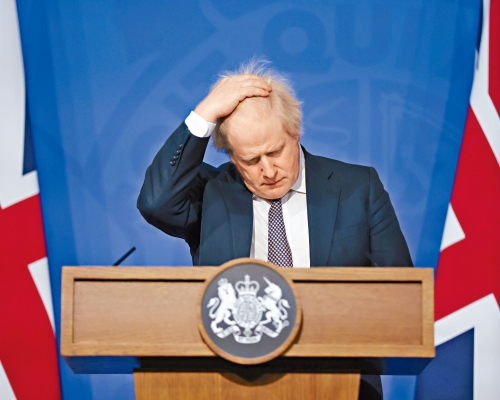 ■面對Omicron變種病毒入侵,英國首相約翰遜急忙恢復口罩令和收緊入境限制。