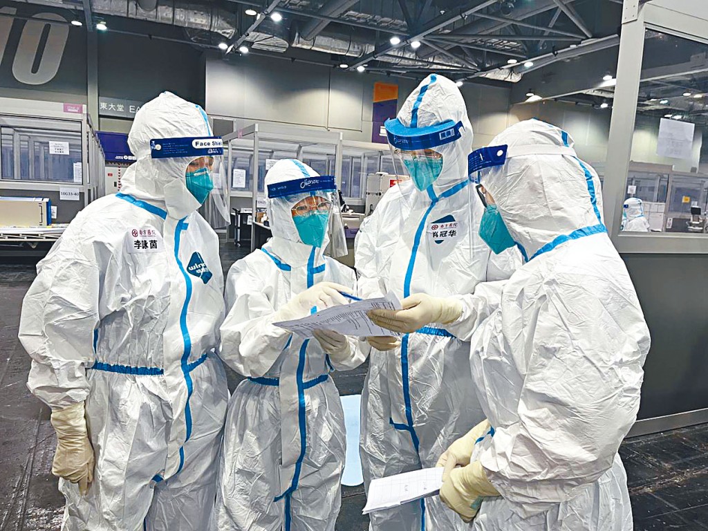 肖冠華（右二）憶述，難忘兩地醫護為拯救生命而並肩合作時刻。