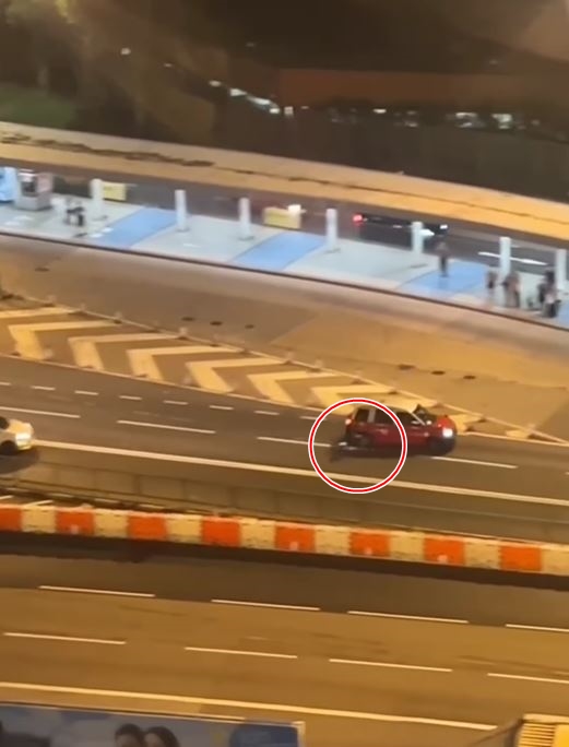 的士與男子擦身而過。fb車cam L（香港群組）影片截圖