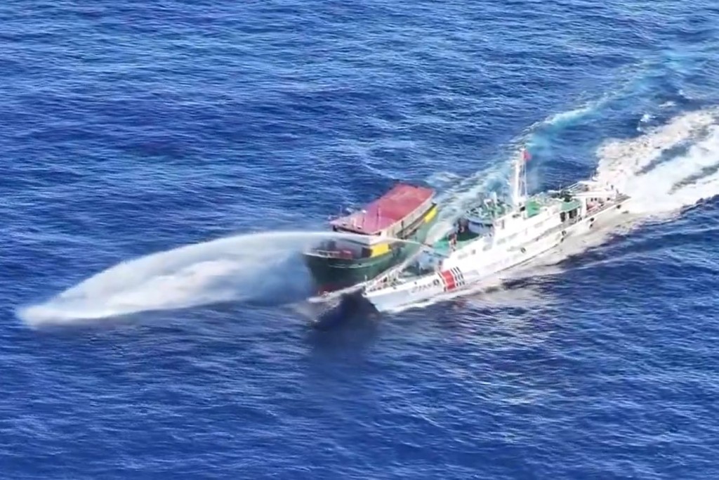 中國海警船向菲律賓船隻發射水炮。