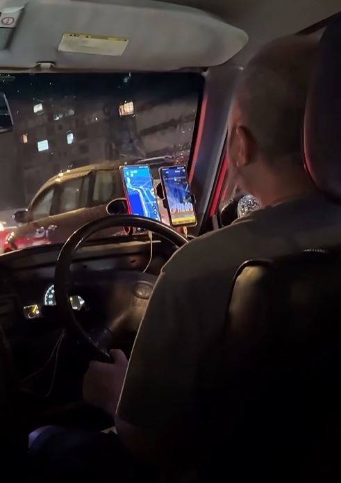 的士司機載客期間吸煙。fb「車cam L（香港群組）」影片截圖
