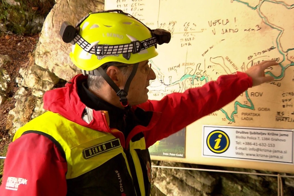 洞穴救援專家正研究拯救方案。美聯社
