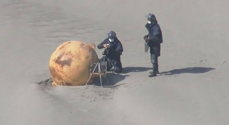 日本海边惊现「神秘铁球」。TWITTER图