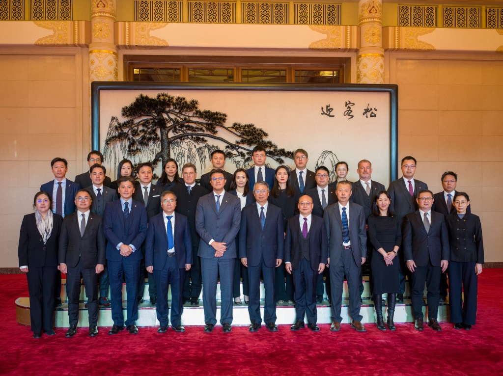 全國人大常委會基本法委員會主任、全國人大常委會法工委主任沈春耀（前排左六） 與香港大律師公會十多人代表團會面， 包括主席毛樂禮（前排左五）、副主席許紹鼎（前排左三）、副主席薛日華（前排右三）；名譽秘書及財政嚴永錚（前排左二）。