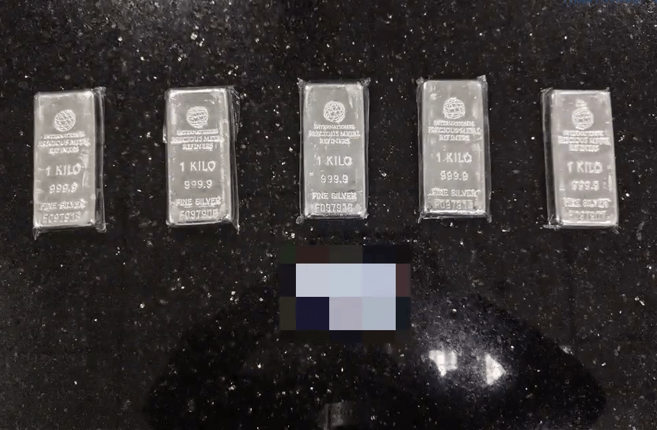 关员合共起获5块疑似银锭的金属物品，总重量高达5公斤。
