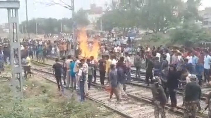 有示威者在火車軌上焚燒雜物。網上圖片