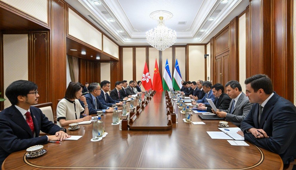 行政長官李家超(左五)今日(六月四日)在烏茲別克斯坦塔什干與烏茲別克斯坦總理阿卜杜拉·尼格馬托維奇·阿里波夫(右五)和副總理霍扎耶夫(右六)會面。政府新聞處 行政長官李家超(左五)今日(六月四日)在烏茲別克斯坦塔什干與烏茲別克斯坦總理阿卜杜拉·尼格馬托維奇·阿里波夫(右五)和副總理霍扎耶夫(右六)會面。政府新聞處