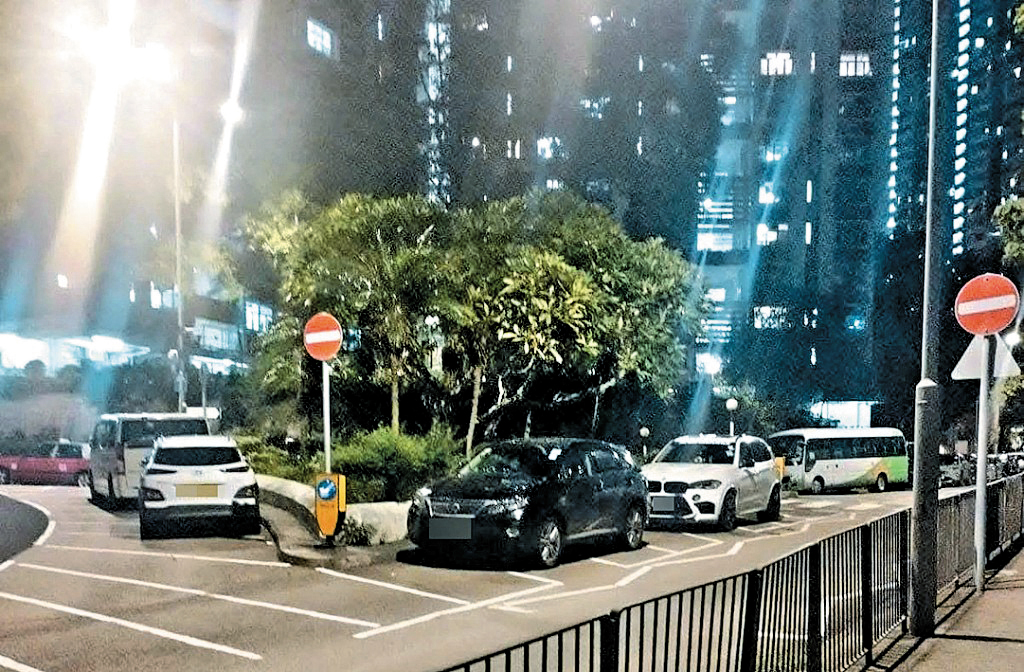 各行各業的司機，對違泊有不同的觀點。其中巴士司機車友稱，開夜間N車時駛經多條屋苑道路，單綫來回行車，但兩旁卻泊滿了不同的車輛，巴士需要越綫而行，有時對頭車不讓，車友稱只好停車等候對頭車龍消化後，才繼續前行