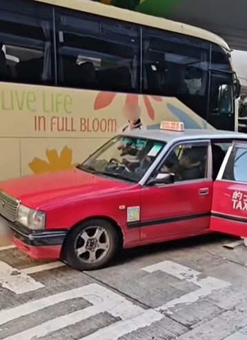 左邊後座乘客首先下車。fb車cam L（香港群組）影片截圖