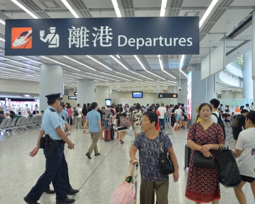 西九龍站有警員加強巡邏。