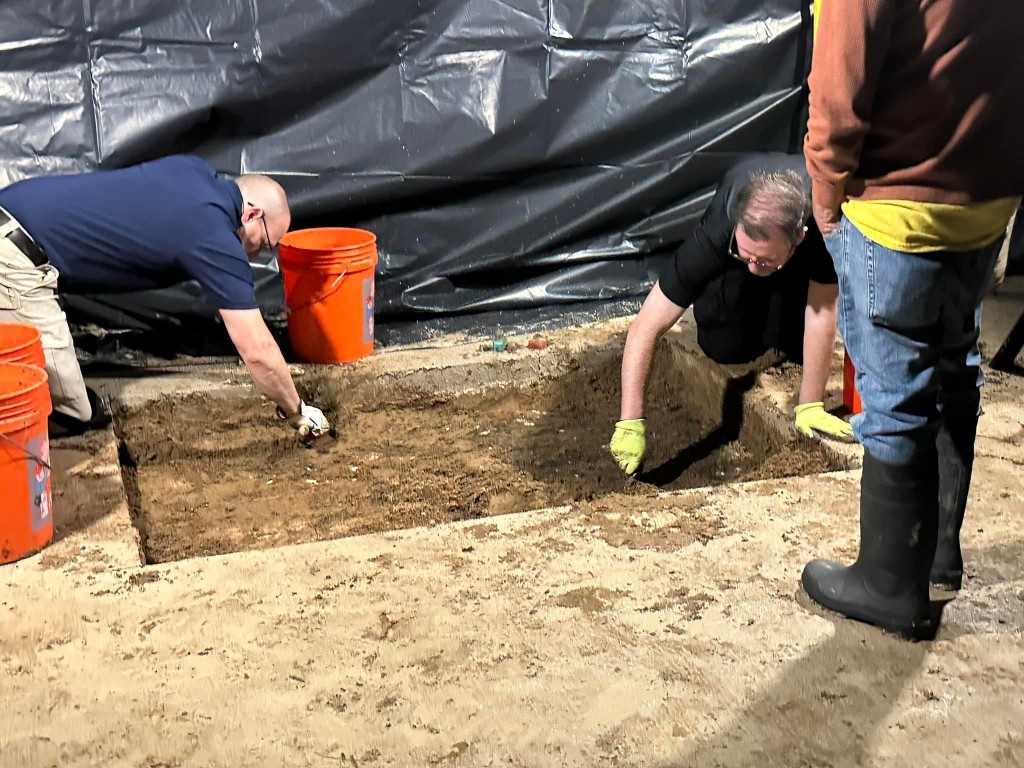 警员切开水泥并挖掘下方土壤。 艾弗曼紧急服务