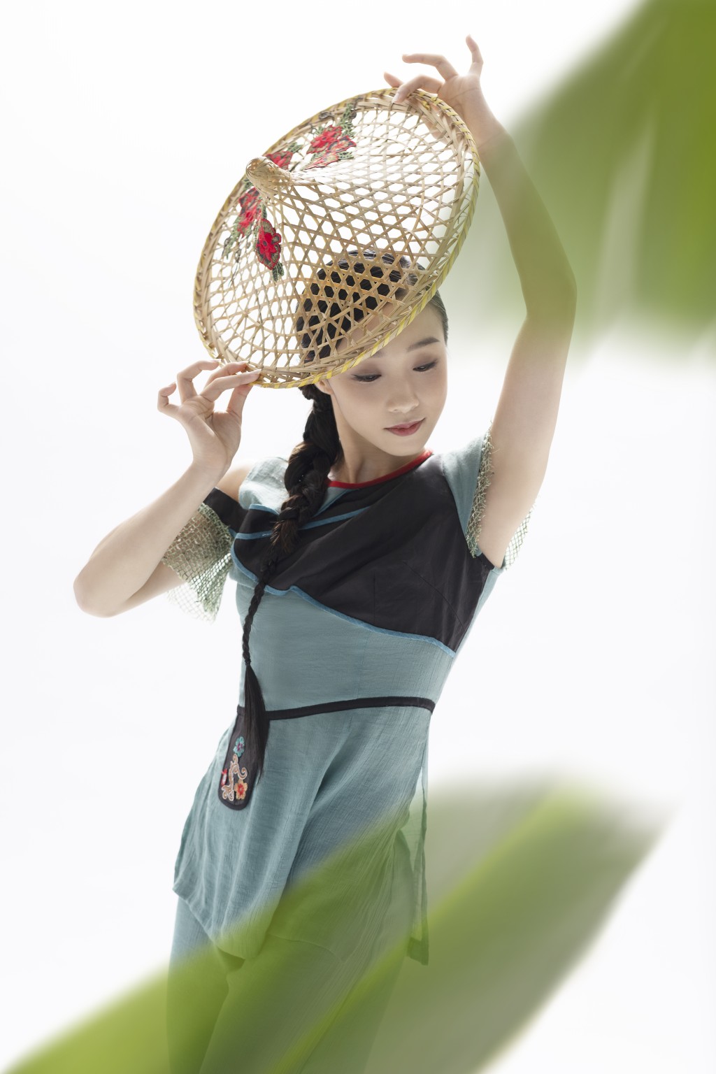 《舞縈嶺南》｜融合台上的投影，帶領觀眾細味源遠流長的華夏文化精髓。