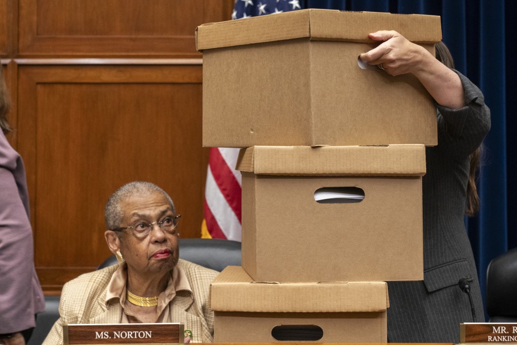 听证会上展示多箱针对弹劾调查的证据。美联社