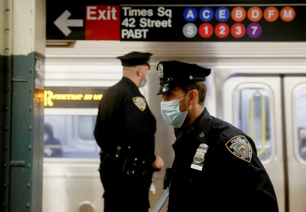 纽约警员在曼哈顿地铁站内巡逻。美联社