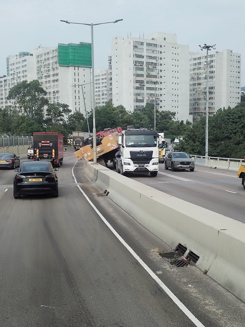 拖頭上的工程車壓向路中石壆。fb：屯門公路塞車關注組