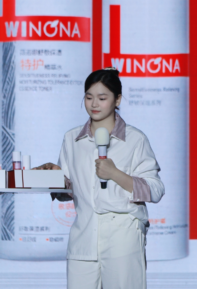 全红婵上海亮相扎辫跳手指舞。 微博 全红婵上海亮相扎辫跳手指舞。 微博