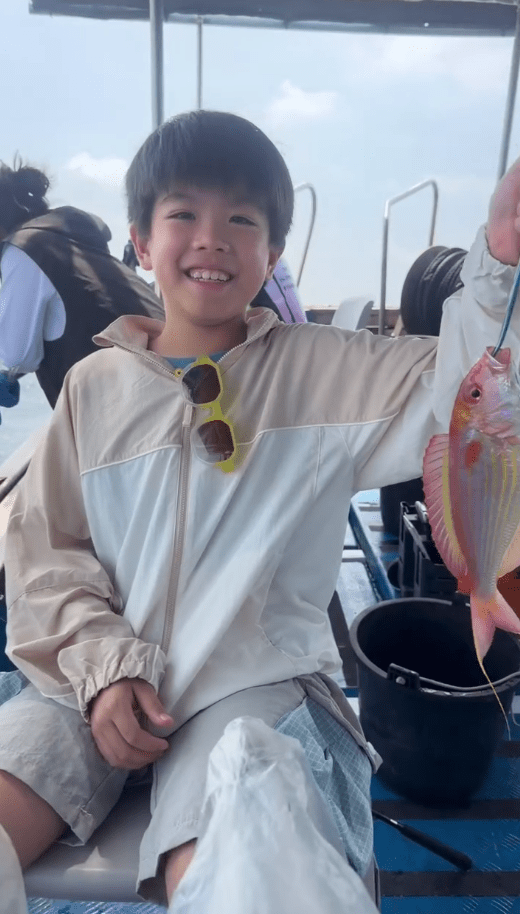 黎諾懿兒子「小春雞」黎峰睿，小小年紀已喜歡釣魚。