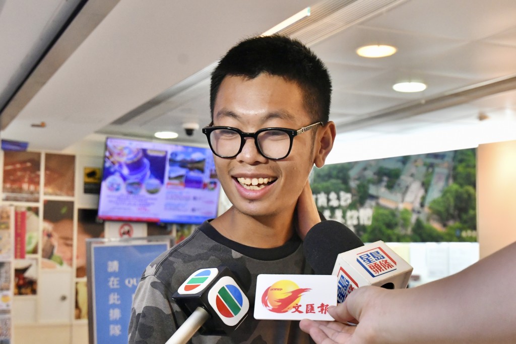李先生指曾嘗試網上購票,但由於網站登錄及註冊流程繁瑣,屢次遇到系統問題而作罷。盧江球攝 李先生指曾嘗試網上購票,但由於網站登錄及註冊流程繁瑣,屢次遇到系統問題而作罷。盧江球攝