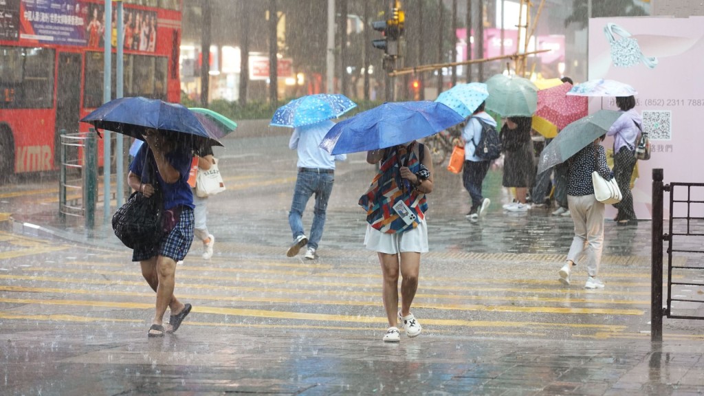 本港地区明日（15日）骤雨增多及有雷暴，初时雨势颇大。叶伟豪摄