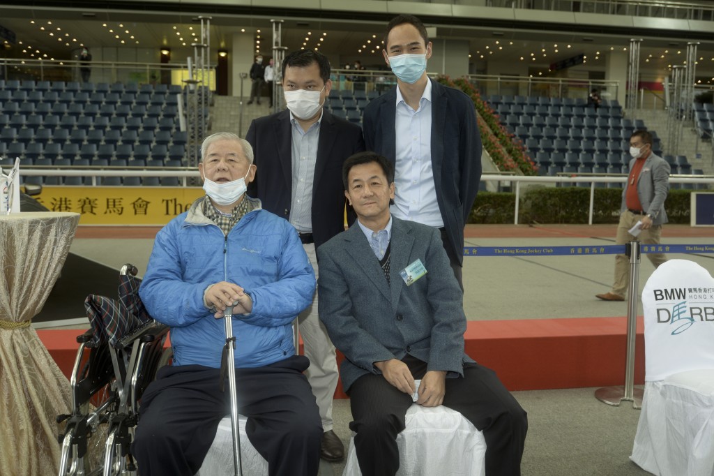 「神駒」系掌舵人余伯余潤興(前左)在港養馬逾半個世紀。