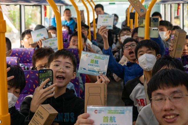 过百名氢能巴士支持者城巴的搭上氢能快车。