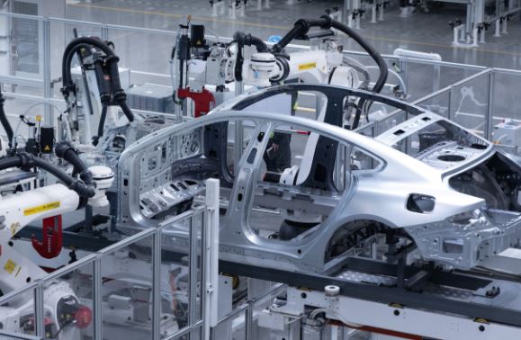 小米汽車以大量機械人，達到生產高度自動化。小米官網