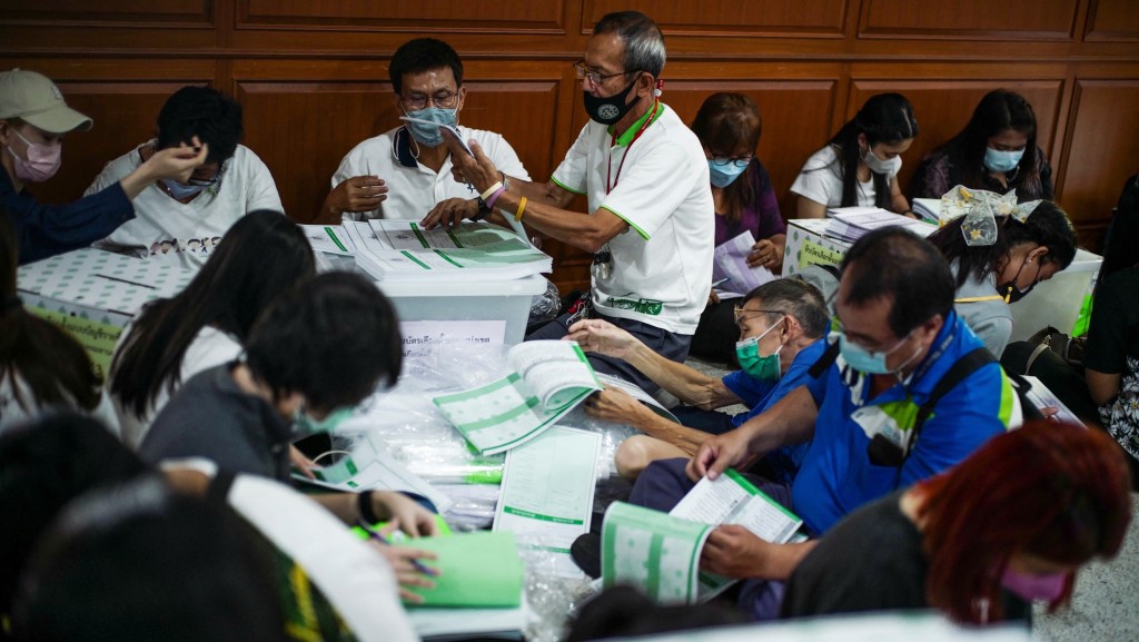 泰國5月14日舉行大選，工作人員忙碌準備選票等物資。 路透社