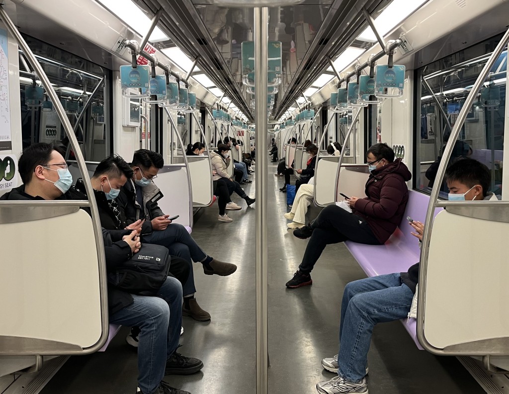 上海地铁10号线车厢内。 中央社