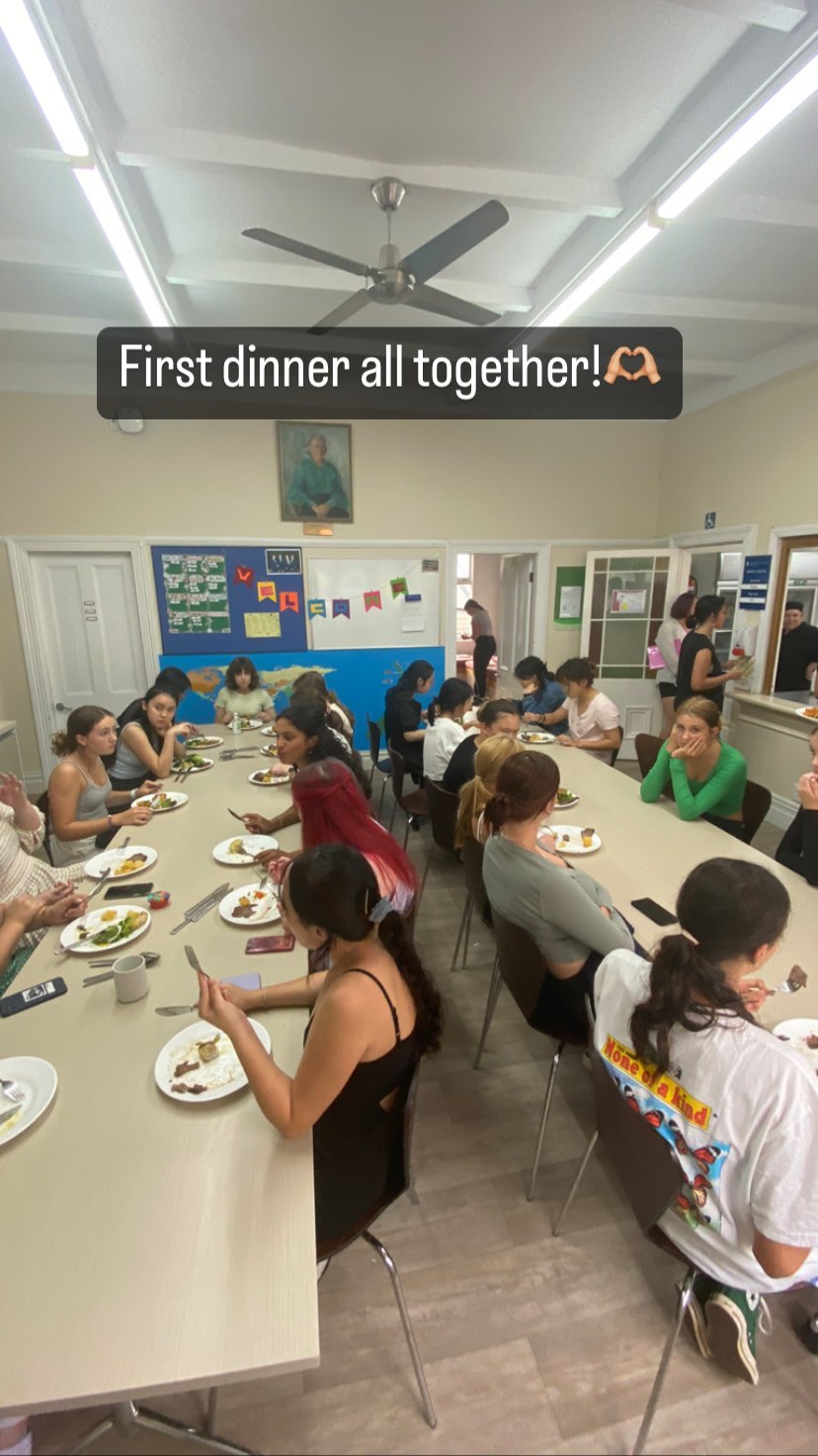 姚焯菲與同學首次一同享受晚餐。