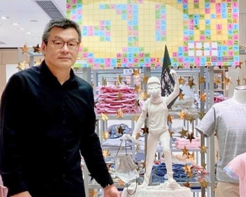 周小龍將民主女神像移沙田新城市廣場分店。