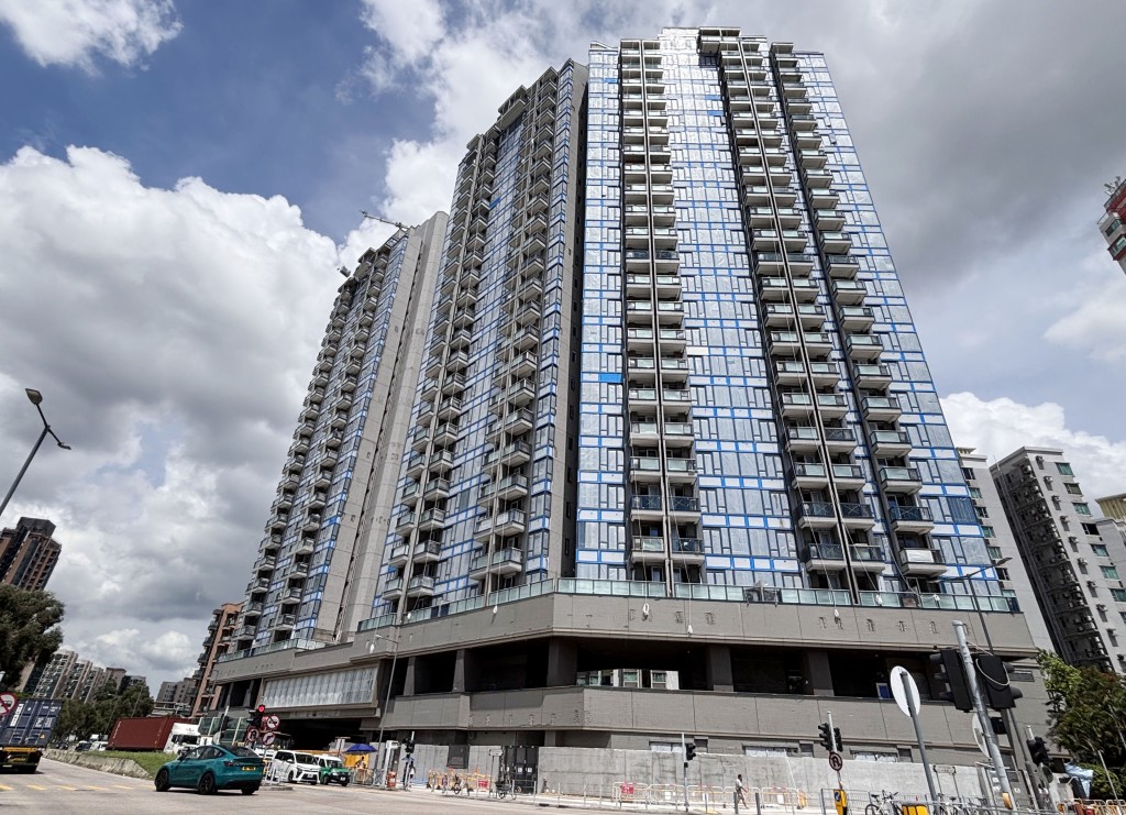 朗天峰近期陸續入伙,今集《專家驗磚頭》獲業主邀請,參觀他的一房單位。 朗天峰近期陸續入伙,今集《專家驗磚頭》獲業主邀請,參觀他的一房單位。