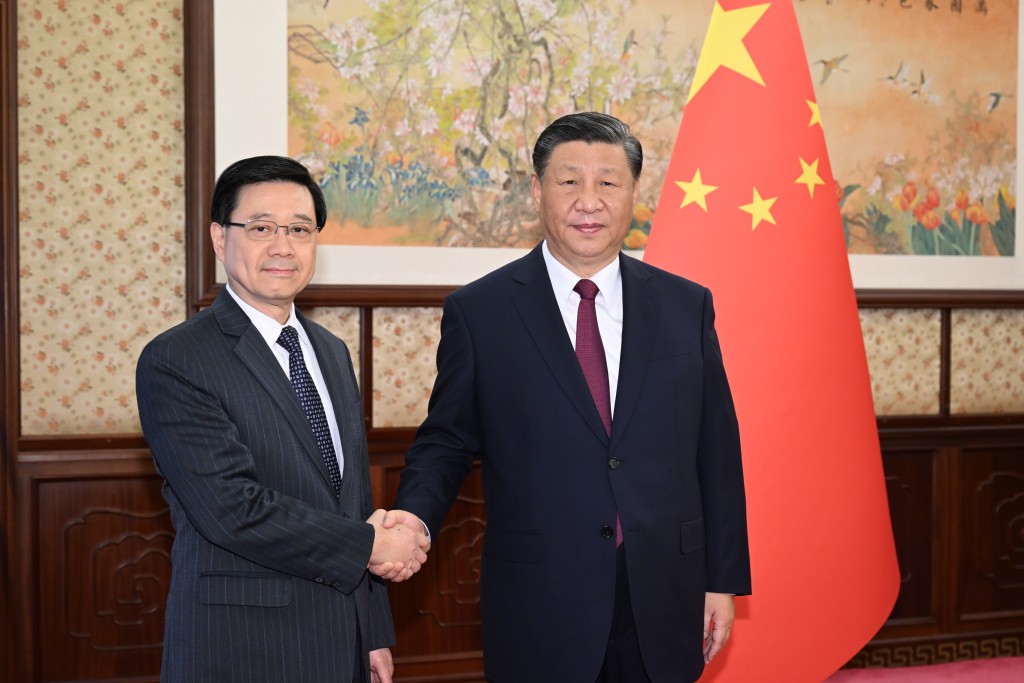 國家主席習近平（右）今日（18日）會見在京述職的行政長官李家超（左），聽取他匯報香港經濟、社會和政治等方面的最新情況。