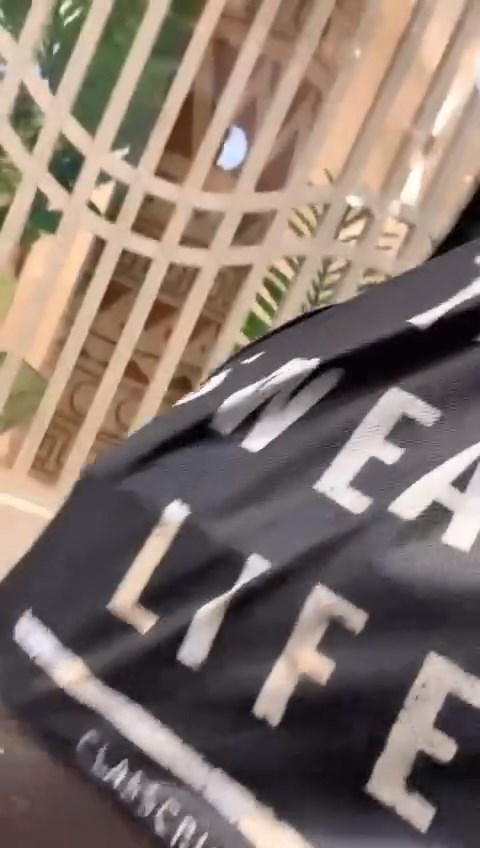 男子表現慌張，從袋內取出一大堆肥牛後，最終將整個環保袋交予職員。網上片段截圖