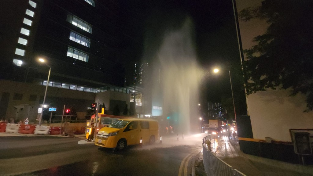 路經車輛均需涉水而行。黎志偉攝