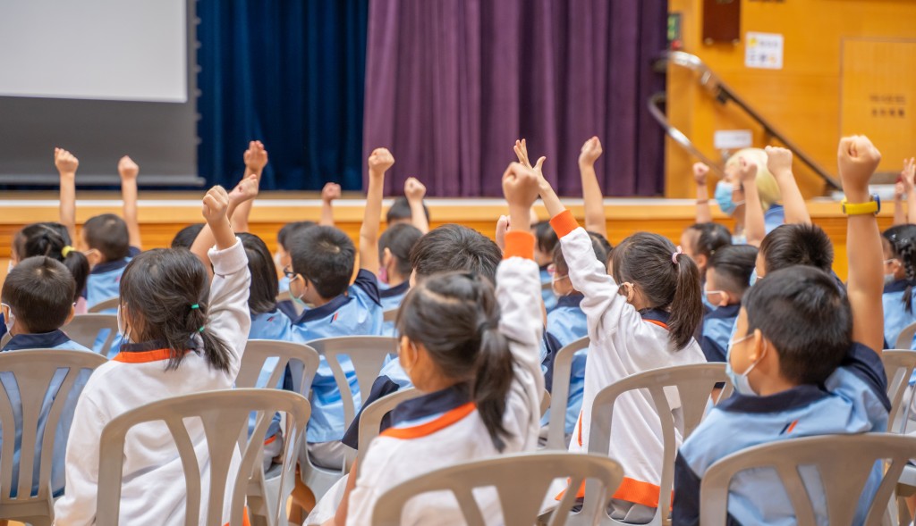 Sharon指在高小進行教育最好,有一定程度理解,而且價值觀未完全定型。 Sharon指在高小進行教育最好,有一定程度理解,而且價值觀未完全定型。