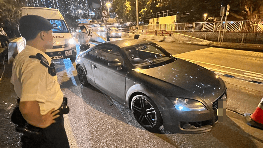 牛池灣毒品快餐車避警截 持雙刀司機遇塞車棄車逃走