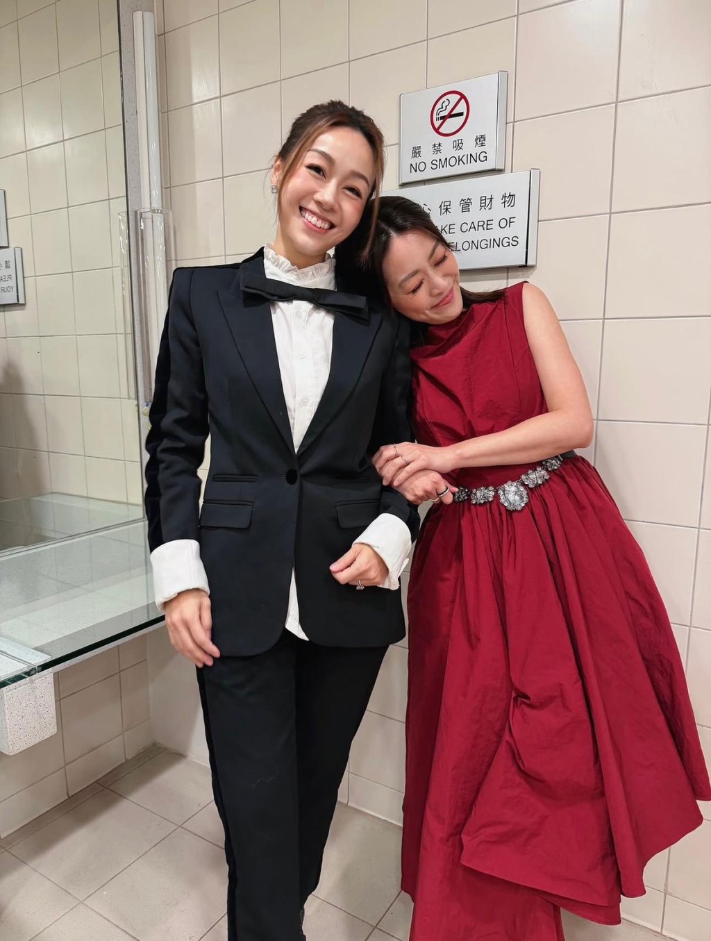 黃心穎以中性全黑西裝造型示人。