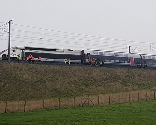 法國TGV往巴黎高鐵列車出軌。(網圖)