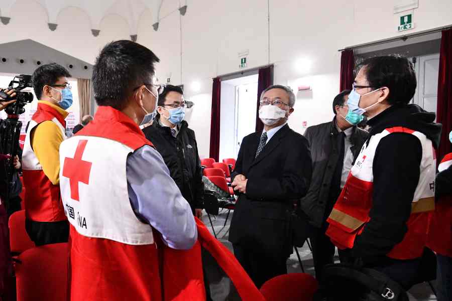 中國派到意大利的醫護人員已到達首都羅馬以協助抗疫。AP