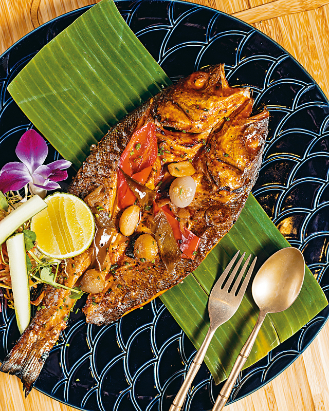 原條烤鱸魚 嚴選歐洲的可持續海鮮入饌,加入辣椒醬和紅?頭辣椒醬醃製再烤,香辣鮮味。