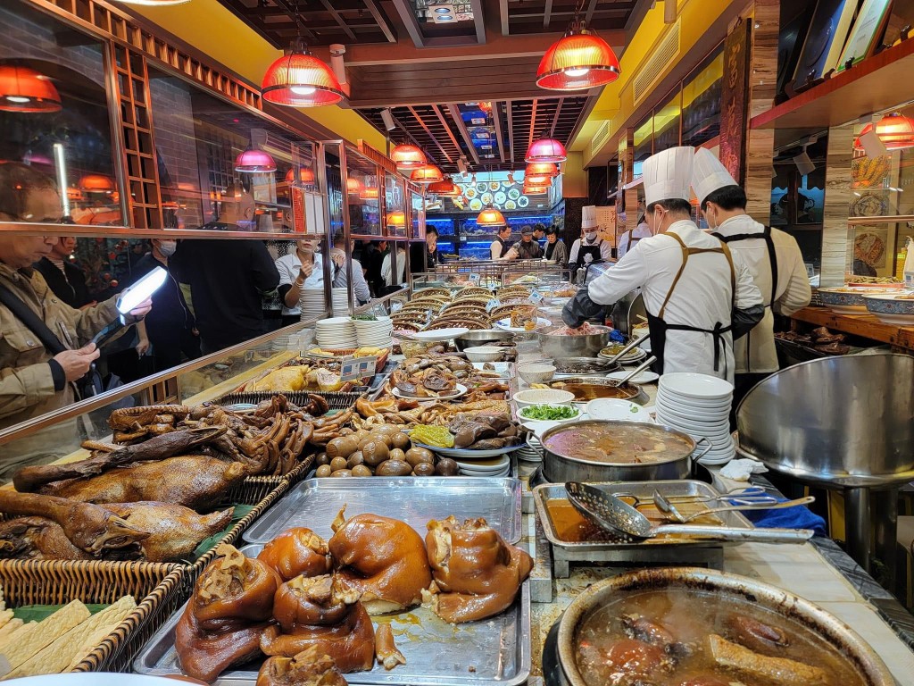 汕頭著名大排檔「富苑」，長枱擺滿了美食，刺激着食客味蕾。（圖片來源：許美德師傅Facebook）