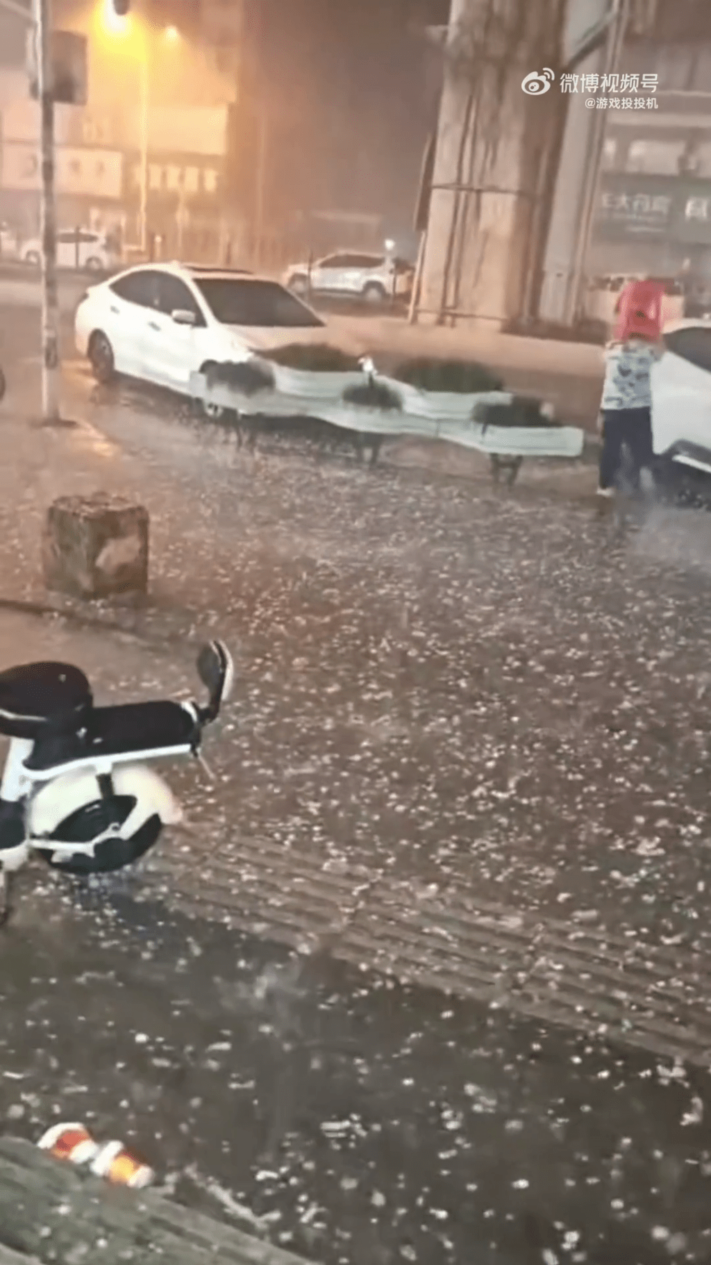 武汉暴雨伴随冰雹大风。