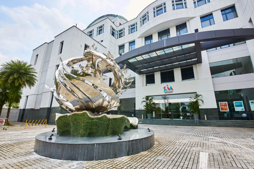 新加坡管理學院(Singapore Institute of Management, SIM)開辦的資訊科技文憑課程,旨培育學生成為具備即戰力的新世代IT專才。(圖片來源︰新加坡管理學院) 新加坡管理學院(Singapore Institute of Management, SIM)開辦的資訊科技文憑課程,旨培育學生成為具備即戰力的新世代IT專才。(圖片來源︰新加坡管理學院)