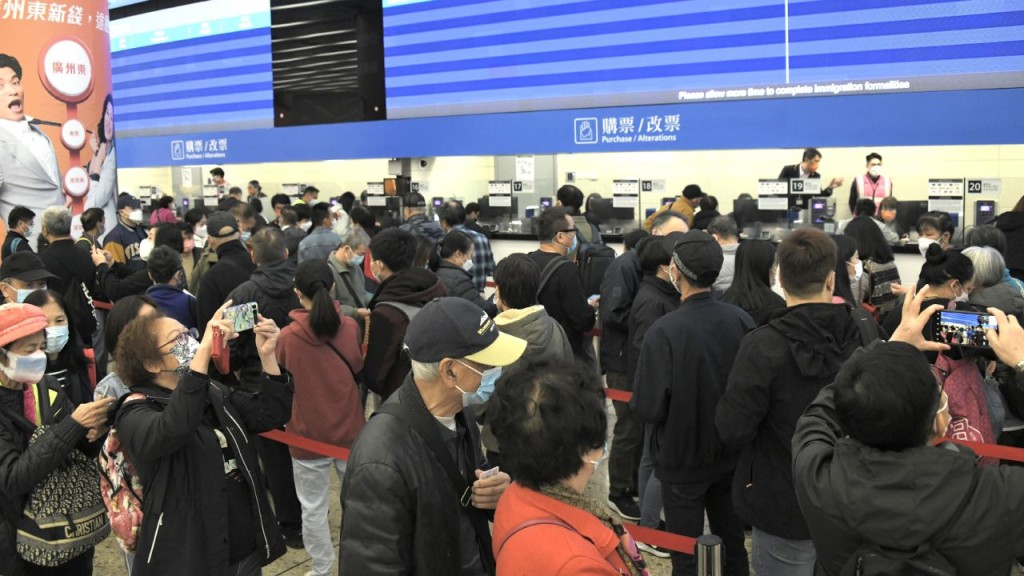 大批市民今日蜂擁至高鐵站購票。黃偉強攝