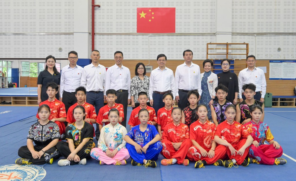 後排右五起：李家超及夫人、文化體育及旅遊局局長楊潤雄，以及其他官員在四川香港馬會奧林匹克運動學校與武術學生合照。