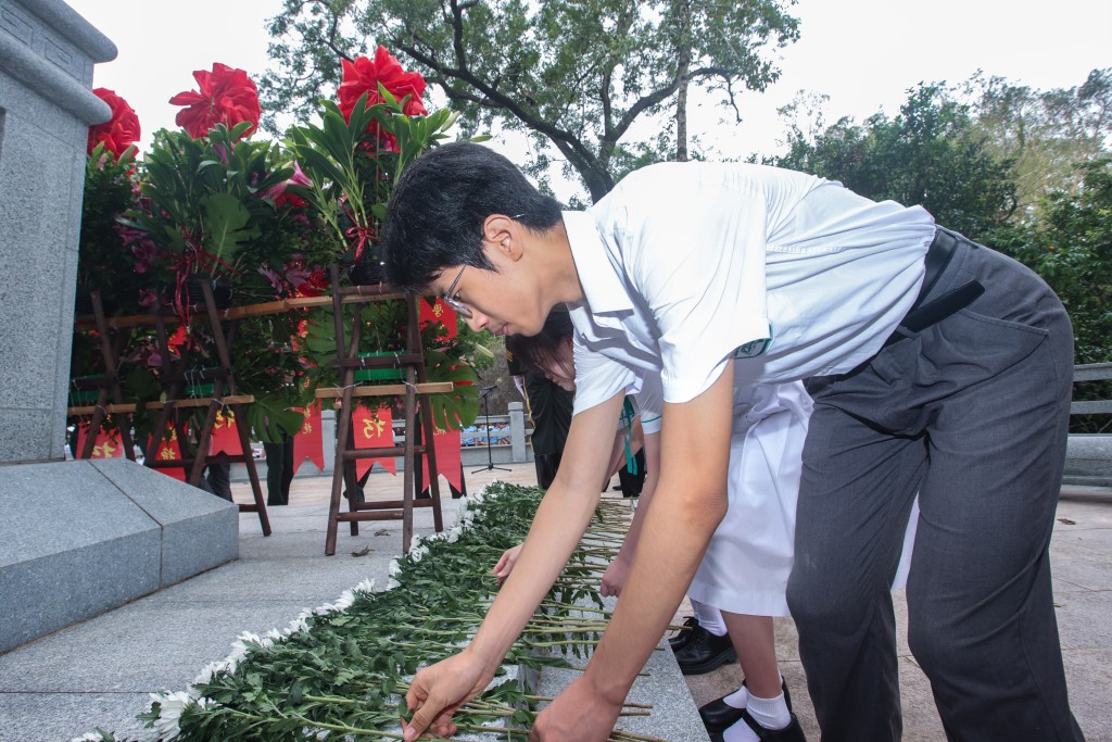 駐港部隊官兵和香港社會各界代表赴香港新界烏蛟騰抗日英烈紀念碑開展瞻仰活動。