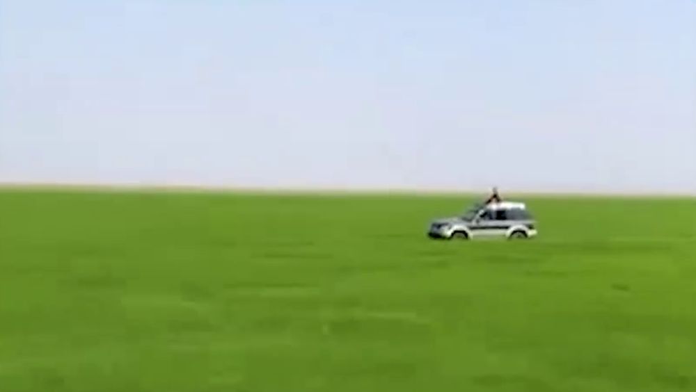 鄱陽湖大旱河床露出變草原，當地人開車飛馳。