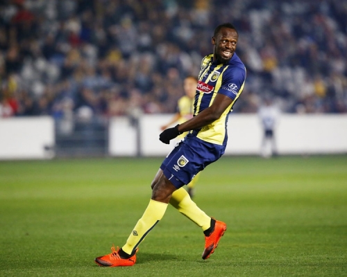 「閃電俠」保特足球夢碎，被中岸水手踢走。AP